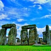 Stonehenge un osservatorio astronomico della preistoriaonomico dell'era neolitica, situato nella piana di Salisbury a sud di Londra. Colonne di pietra, alte una decina di metri, si ergono in un cerchio concentrico di svariate decine di metri di diametro, sormontate da pietre orizzontali a formare veri e propri architravi di roccia, che visti da lontano sembrano pietre sospese. La parola Stonehenge significa infatti pietra sospesa (stone: pietra; henge/hang, sospendere). All'interno di questo cerchio si trovano cinque grandi triliti, disposti a ferro di cavallo. Il tutto è poi circondato da una serie di fossi (chiamati Aubrey Holes, in onore di John Aubrey, che li scoprì nel Seicento), disposti a loro volta circolarmente. Completano il monumento archeologico un viale di accesso e altre grandi pietre di riferimento, tra cui un grande masso (Heel Stone, la pietra del tallone, perché posta alla base del complesso megalitico), posto in direzione del solstizio estivo. Due astrofisici inglesi, Fred Hoyle e Gerald Hawkins, hanno avanzato una ipotesi sul funzionamento di Stonehenge per il calcolo astronomico solare e lunare. La loro teoria è stata perfezionata dall’astronomo tedesco KIaus Meisenheimer. Secondo Meisenheimer, gli astronomi neolitici prevedevano le eclissi di Sole e di Luna con buona approssimazione, e il calcolo avveniva come segue. Elementi per il calcolo delle eclissi. a) le 56 buche di Aubrey. (il cerchio più esterno nel disegno), che rappresentano l’orbita solare (la buca 56 corrisponde al solstizio d’estate); b) i 2 anelli di buche concentrici più interni, rispettivamente di 29 e 30 buche, che indicano l’orbita lunare; c) 4 indicatori, che corrispondono a Sole, Luna e ai due nodi lunari (i due punti in cui le orbite di Luna e Terra si incrociano). Ogni giorno, l’indicatore della Luna, partendo dalla buca 1 del cerchio più interno dell’orbita lunare, avanza di un numero in senso orario. Arrivato alla posizione 29 passa sullo 0 dell’altro cerchio (che rappresenta la Luna piena), poi continuerà il suo cammino. Quando arriverà alla posizione 29 di questo cerchio (di nuovo plenilunio), si sposta sulla posizione 1 del cerchio interno (“saltando” lo 0) e così via. Tra due pleniluni trascorrono quindi in media 29.5 giorni. Quando la Luna si trova in una delle buche segnate in blu ( mediamente ogni 6.5 giorni) l’indicatore del Sole si muove di una posizione in senso antiorario e percorre così il suo percorso in circa un anno (56 x 6.5 =365 giorni). I nodi lunari si muovono lungo l’orbita solare, ma in senso orario e sempre in posizioni contrapposte. Avanzano di una posizione tutte le volte che il Sole arriva su una delle buche segnate in rosso, le numero 18, 39 e 56. Quindi una rivoluzione dei nodi dura 56 : 3 = 18.67 anni. Quando l’indicatore della Luna si trova sulla posizione di Luna piena e la pedina del Sole sulla posizione di un nodo lunare o su di una adiacente, si ha l’eclissi di Luna. Quando il Sole incontra un nodo durante la Luna nuova (la pedina della Luna è cioè sulla Posizione 14 o 15) si avrà l’eclissi di Sole. Calcoli perfetti che conferiscono ancor più fascino e mistero a uno dei siti archeologici più maestosi e unici in tutto il pianeta e che rivelano tutta la maestosità di un sapere antico ma ancora attualissimo.