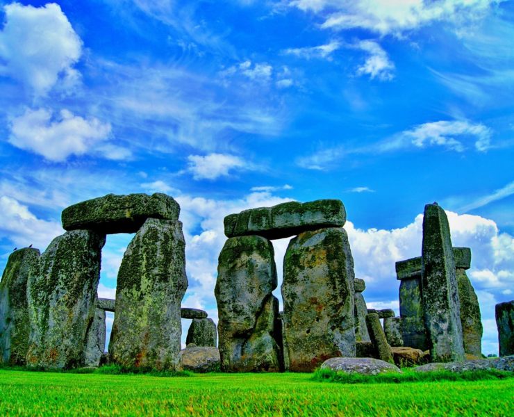 Stonehenge un osservatorio astronomico della preistoriaonomico dell'era neolitica, situato nella piana di Salisbury a sud di Londra. Colonne di pietra, alte una decina di metri, si ergono in un cerchio concentrico di svariate decine di metri di diametro, sormontate da pietre orizzontali a formare veri e propri architravi di roccia, che visti da lontano sembrano pietre sospese. La parola Stonehenge significa infatti pietra sospesa (stone: pietra; henge/hang, sospendere). All'interno di questo cerchio si trovano cinque grandi triliti, disposti a ferro di cavallo. Il tutto è poi circondato da una serie di fossi (chiamati Aubrey Holes, in onore di John Aubrey, che li scoprì nel Seicento), disposti a loro volta circolarmente. Completano il monumento archeologico un viale di accesso e altre grandi pietre di riferimento, tra cui un grande masso (Heel Stone, la pietra del tallone, perché posta alla base del complesso megalitico), posto in direzione del solstizio estivo. Due astrofisici inglesi, Fred Hoyle e Gerald Hawkins, hanno avanzato una ipotesi sul funzionamento di Stonehenge per il calcolo astronomico solare e lunare. La loro teoria è stata perfezionata dall’astronomo tedesco KIaus Meisenheimer. Secondo Meisenheimer, gli astronomi neolitici prevedevano le eclissi di Sole e di Luna con buona approssimazione, e il calcolo avveniva come segue. Elementi per il calcolo delle eclissi. a) le 56 buche di Aubrey. (il cerchio più esterno nel disegno), che rappresentano l’orbita solare (la buca 56 corrisponde al solstizio d’estate); b) i 2 anelli di buche concentrici più interni, rispettivamente di 29 e 30 buche, che indicano l’orbita lunare; c) 4 indicatori, che corrispondono a Sole, Luna e ai due nodi lunari (i due punti in cui le orbite di Luna e Terra si incrociano). Ogni giorno, l’indicatore della Luna, partendo dalla buca 1 del cerchio più interno dell’orbita lunare, avanza di un numero in senso orario. Arrivato alla posizione 29 passa sullo 0 dell’altro cerchio (che rappresenta la Luna piena), poi continuerà il suo cammino. Quando arriverà alla posizione 29 di questo cerchio (di nuovo plenilunio), si sposta sulla posizione 1 del cerchio interno (“saltando” lo 0) e così via. Tra due pleniluni trascorrono quindi in media 29.5 giorni. Quando la Luna si trova in una delle buche segnate in blu ( mediamente ogni 6.5 giorni) l’indicatore del Sole si muove di una posizione in senso antiorario e percorre così il suo percorso in circa un anno (56 x 6.5 =365 giorni). I nodi lunari si muovono lungo l’orbita solare, ma in senso orario e sempre in posizioni contrapposte. Avanzano di una posizione tutte le volte che il Sole arriva su una delle buche segnate in rosso, le numero 18, 39 e 56. Quindi una rivoluzione dei nodi dura 56 : 3 = 18.67 anni. Quando l’indicatore della Luna si trova sulla posizione di Luna piena e la pedina del Sole sulla posizione di un nodo lunare o su di una adiacente, si ha l’eclissi di Luna. Quando il Sole incontra un nodo durante la Luna nuova (la pedina della Luna è cioè sulla Posizione 14 o 15) si avrà l’eclissi di Sole. Calcoli perfetti che conferiscono ancor più fascino e mistero a uno dei siti archeologici più maestosi e unici in tutto il pianeta e che rivelano tutta la maestosità di un sapere antico ma ancora attualissimo.