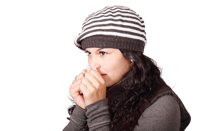 DI CHE SI TRATTA. Un “effetto collaterale” della cattiva circolazione. Mani e piedi sono particolarmente penalizzati dalle basse temperature, perché si trovano in fondo al percorso del sangue, che fatica a raggiungere perfettamente i capillari. «Soprattutto se hai problemi circolatori potresti soffrire di acrocianosi, un disturbo indotto da un’anomala risposta del sistema capillare agli stimoli termici, che si manifesta con le estremità prima fredde e pallide, poi tendenti al colore blu», dice Massimo De Bellis, idroclimatologo medico. A volte, invece, mani e piedi freddi sono spia dell’anemia. COSA FARE SUBITO Evita gli sbalzi di temperatura e smaschera l’eventuale anemia. Contro questo piccolo guaio non esistono farmaci specifici: l’unico accorgimento è prevenirlo evitando gli sbalzi di temperatura ed indossando all’aperto guanti di lana e calze sufficientemente pesanti. «Vai anche dal medico per accertati, con specifici esami del sangue, di non essere anemica. In caso affermativo, basterà curare la carenza di ferro, con una dieta adeguata ed eventuali integratori ad hoc, per non avere più mani e piedi freddi», dice ancora De Bellis. SE NON BASTA Tabacum omeopatico e Ginkgo biloba. Per riscaldare le estremità ghiacciate ti aiutano alcuni omeopatici e fitoterapici ad hoc. «Per uno-due mesi, prendi Tabacum 9 CH, 4 granuli 2 volte al giorno, insieme a Ginkgo biloba in tintura madre, 40 gocce 2 volte al giorno, che facilitano l’afflusso di sangue arterioso alle estremità», consiglia Alessandro Targhetta, medico esperto di medicine naturali. BRODO DI CARNE, MINESTRONI E ZUPPE DI VERDURE Non farti mancare cibi e bevande calde, soprattutto brodo di carne, minestroni e zuppe di verdure: i cibi che contengono liquidi, soprattutto se a base di vegetali, una volta scaldati mantengono la loro temperatura molto più a lungo di quelli che contengono poca acqua. Aumenta leggermente anche l'apporto di carne, pesce, uova, perchè la digestione delle proteine in aminoacidi libera calore e, in più, soprattutto la carne rossa, contiene ferro immediatamente disponibile, prezioso in caso di anemia. Naturalmente, non trascurare i legumi, altra buona fonte proteica, in particolare le lenticchie ricche di ferro, le verdure a foglia verde, i porri, i cavoli e i cavolfiori, che forniscono anche minerali e vitamina C, utile per l’assimilazione del ferro proveniente dai vegetali. PEDILUVI E MANILUVI La sera, fai un pediluvio caldo (38 gradi) con due cucchiaini di zenzero in polvere, che è riscaldante. Tieni in ammollo i piedi per una decina di minuti, quindi asciugali e spazzolali dolcemente con cura: così eliminerai le cellule morte della cute e, in più, stimolerai la circolazione. Per le mani, invece, prepara 2 bacinelle: la prima con acqua a 35-40 gradi, la seconda con acqua a 15 gradi; in quest’ultima versa una manciata di fiori di fieno (in erboristeria). Immergi le mani nell'acqua calda per 2 minuti, poi nell'acqua fredda per mezzo minuto. Ripeti 3 volte, quindi asciugati accuratamente. SCALDAPIEDI E PANTOFOLE “ELETTRICHE” Se non bastano i pediluvi, la sera puoi riscaldare prontamente le tue estremità con uno scaldapiedi elettrico dotato di termostato di sicurezza e temperatura regolabile. Oppure puoi preferire le speciali pantofole che, collegate alla corrente, assorbono calore in cinque minuti. Una volta disinserita la spina, si calzano come un qualsiasi altro paio di pantofole.