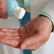 La ricetta del disinfettante per le mani fai-da-te dell'O.M.S.