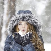 DI CHE SI TRATTA. Un “effetto collaterale” della cattiva circolazione. Mani e piedi sono particolarmente penalizzati dalle basse temperature, perché si trovano in fondo al percorso del sangue, che fatica a raggiungere perfettamente i capillari. «Soprattutto se hai problemi circolatori potresti soffrire di acrocianosi, un disturbo indotto da un’anomala risposta del sistema capillare agli stimoli termici, che si manifesta con le estremità prima fredde e pallide, poi tendenti al colore blu», dice Massimo De Bellis, idroclimatologo medico. A volte, invece, mani e piedi freddi sono spia dell’anemia. COSA FARE SUBITO Evita gli sbalzi di temperatura e smaschera l’eventuale anemia. Contro questo piccolo guaio non esistono farmaci specifici: l’unico accorgimento è prevenirlo evitando gli sbalzi di temperatura ed indossando all’aperto guanti di lana e calze sufficientemente pesanti. «Vai anche dal medico per accertati, con specifici esami del sangue, di non essere anemica. In caso affermativo, basterà curare la carenza di ferro, con una dieta adeguata ed eventuali integratori ad hoc, per non avere più mani e piedi freddi», dice ancora De Bellis. SE NON BASTA Tabacum omeopatico e Ginkgo biloba. Per riscaldare le estremità ghiacciate ti aiutano alcuni omeopatici e fitoterapici ad hoc. «Per uno-due mesi, prendi Tabacum 9 CH, 4 granuli 2 volte al giorno, insieme a Ginkgo biloba in tintura madre, 40 gocce 2 volte al giorno, che facilitano l’afflusso di sangue arterioso alle estremità», consiglia Alessandro Targhetta, medico esperto di medicine naturali. BRODO DI CARNE, MINESTRONI E ZUPPE DI VERDURE Non farti mancare cibi e bevande calde, soprattutto brodo di carne, minestroni e zuppe di verdure: i cibi che contengono liquidi, soprattutto se a base di vegetali, una volta scaldati mantengono la loro temperatura molto più a lungo di quelli che contengono poca acqua. Aumenta leggermente anche l'apporto di carne, pesce, uova, perchè la digestione delle proteine in aminoacidi libera calore e, in più, soprattutto la carne rossa, contiene ferro immediatamente disponibile, prezioso in caso di anemia. Naturalmente, non trascurare i legumi, altra buona fonte proteica, in particolare le lenticchie ricche di ferro, le verdure a foglia verde, i porri, i cavoli e i cavolfiori, che forniscono anche minerali e vitamina C, utile per l’assimilazione del ferro proveniente dai vegetali. PEDILUVI E MANILUVI La sera, fai un pediluvio caldo (38 gradi) con due cucchiaini di zenzero in polvere, che è riscaldante. Tieni in ammollo i piedi per una decina di minuti, quindi asciugali e spazzolali dolcemente con cura: così eliminerai le cellule morte della cute e, in più, stimolerai la circolazione. Per le mani, invece, prepara 2 bacinelle: la prima con acqua a 35-40 gradi, la seconda con acqua a 15 gradi; in quest’ultima versa una manciata di fiori di fieno (in erboristeria). Immergi le mani nell'acqua calda per 2 minuti, poi nell'acqua fredda per mezzo minuto. Ripeti 3 volte, quindi asciugati accuratamente. SCALDAPIEDI E PANTOFOLE “ELETTRICHE” Se non bastano i pediluvi, la sera puoi riscaldare prontamente le tue estremità con uno scaldapiedi elettrico dotato di termostato di sicurezza e temperatura regolabile. Oppure puoi preferire le speciali pantofole che, collegate alla corrente, assorbono calore in cinque minuti. Una volta disinserita la spina, si calzano come un qualsiasi altro paio di pantofole.