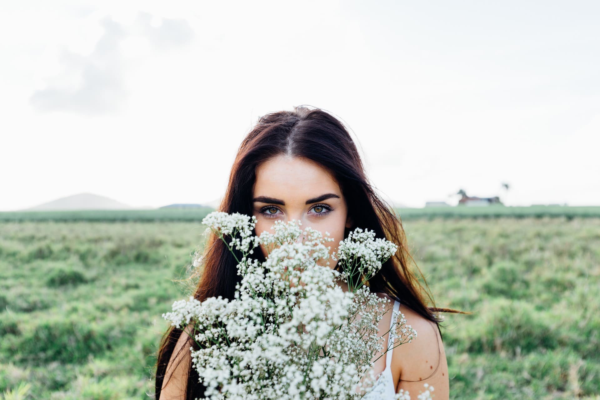 Capelli. La causa di un diradamento eccessivo? Può dipendere da una tiroide “ballerina”, oppure da un aumento della sintesi degli androgeni ovarici o surrenalici, come il testosterone. Queste sostanze, infatti, agiscono sul bulbo pilifero indebolendolo e facendo cadere i capelli. Per la diagnosi esatta occorrono un dosaggio ormonale (esame del sangue), una visita endocrinologica/ginecologia e un’ecografia pelvica.