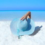 al mare senza mascherine ma a 2,5 metri anche in acqua