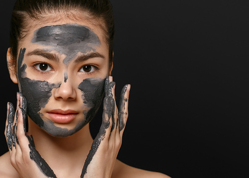 Le mille virtù cosmetiche del carbone vegetale