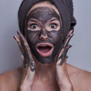 Le mille virtù cosmetiche del carbone vegetale