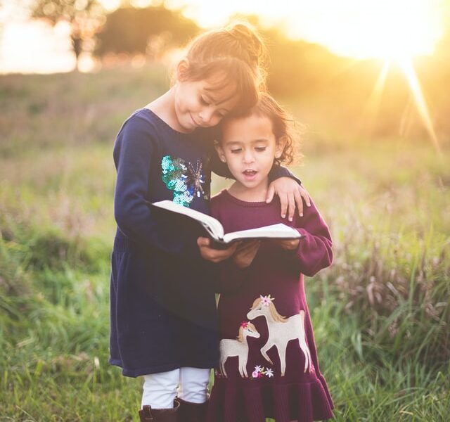 Covid bimbi si infettano e lo diffondono metà degli adulti