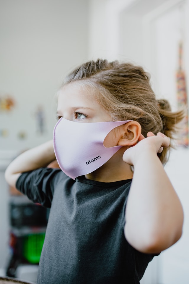 Covid bimbi si infettano e lo diffondono metà degli adulti