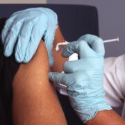 Pfizer e Moderna aumentano prezzo a Ue