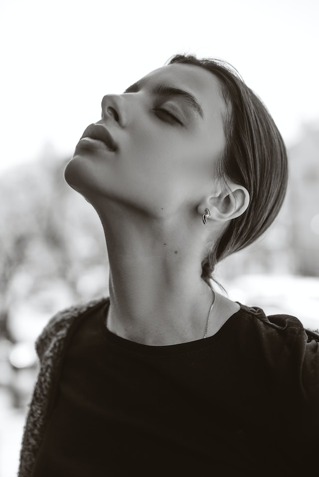 ritocchi e cosmetici per il collo