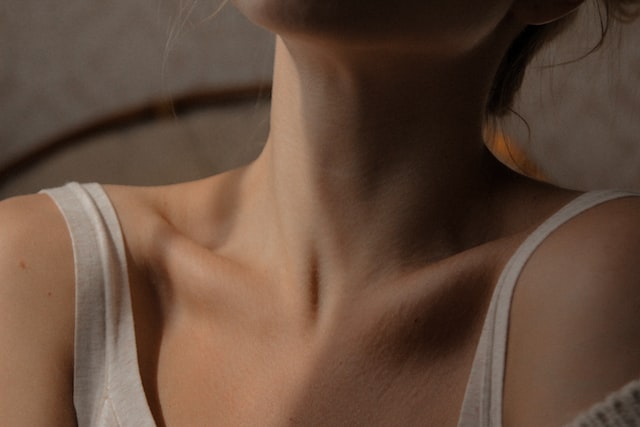 ritocchi e cosmetici per il collo