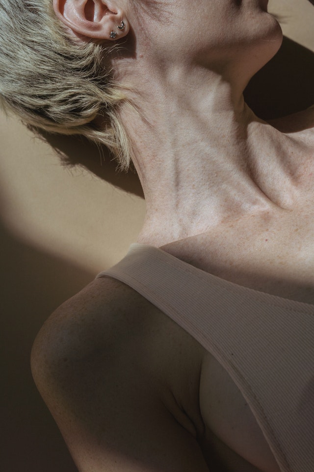 ritocchi e cosmetici per il collo