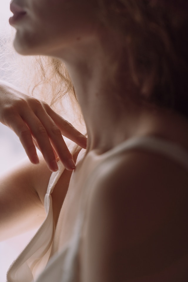 ritocchi e cosmetici per il collo